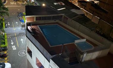 vendo apartamento en buenos aires parte baja de 2 alcobas con parqueaderos comunes