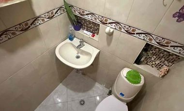 vendo apartamento en buenos aires parte baja de 2 alcobas con parqueaderos comunes