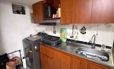 vendo apartamento en buenos aires parte baja de 2 alcobas con parqueaderos comunes
