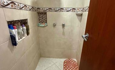 vendo apartamento en buenos aires parte baja de 2 alcobas con parqueaderos comunes