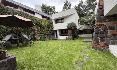 Venta casa con departamento rodeado de Jardin
