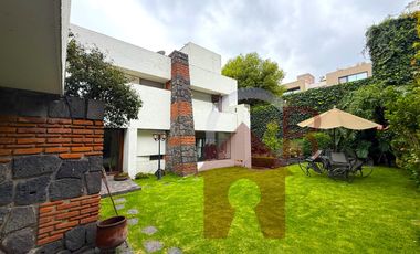 Venta casa con departamento rodeado de Jardin