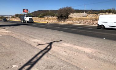 Renta Terreno Comercial de 1820 m2 sobre avenida Anillo Vial Junipero Serra
