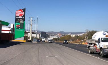 Renta Terreno Comercial de 1820 m2 sobre avenida Anillo Vial Junipero Serra
