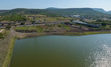 Renta Terreno Comercial de 1820 m2 sobre avenida Anillo Vial Junipero Serra