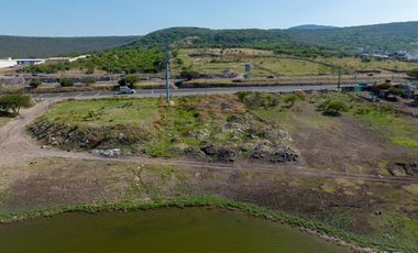 Renta Terreno Comercial de 1820 m2 sobre avenida Anillo Vial Junipero Serra