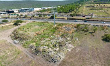 Renta Terreno Comercial de 1820 m2 sobre avenida Anillo Vial Junipero Serra