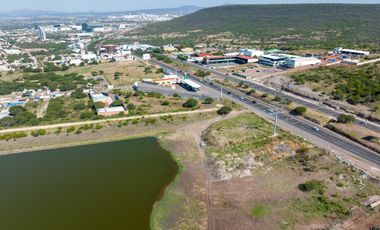 Renta Terreno Comercial de 1820 m2 sobre avenida Anillo Vial Junipero Serra