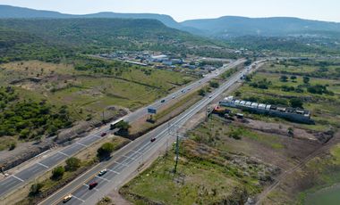 Renta Terreno Comercial de 1820 m2 sobre avenida Anillo Vial Junipero Serra
