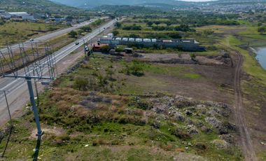 Renta Terreno Comercial de 1820 m2 sobre avenida Anillo Vial Junipero Serra