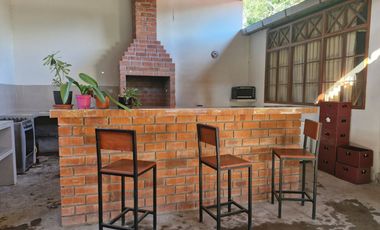 Esta casa es perfecta para quienes buscan un estilo de vida más conectado con la naturaleza y la cultura local, pero sin renunciar a la ciudad.