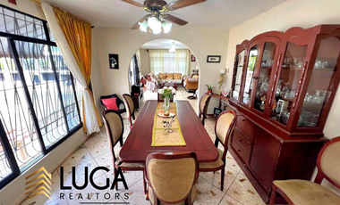 Casa con local comercial y suite en venta, sector norte, Manta, Ecuador