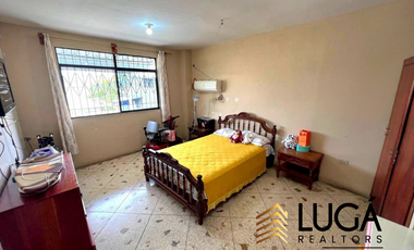 Casa con local comercial y suite en venta, sector norte, Manta, Ecuador