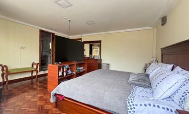 🏡 ¡Oportunidad Única en La Gasca! Casa Remodelada con Piscina, Departamento Independiente, Local Comercial y Seguridad Total