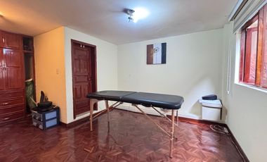 🏡 ¡Oportunidad Única en La Gasca! Casa Remodelada con Piscina, Departamento Independiente, Local Comercial y Seguridad Total