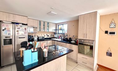 🏡 ¡Oportunidad Única en La Gasca! Casa Remodelada con Piscina, Departamento Independiente, Local Comercial y Seguridad Total