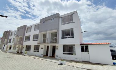 🏠 VENDO CASA ESQUINERA TRES PLANTAS. (San Antonio – Mitad del Mundo)