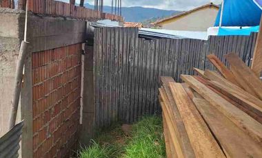 En venta: Casa como terreno en Urbanización Humberto Vidal Unda – Santa Ana