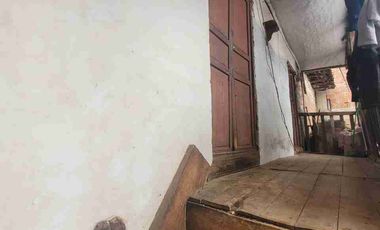 En venta: Casa como terreno en Urbanización Humberto Vidal Unda – Santa Ana