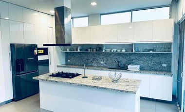 alquilo bonita casa en Mocolí con todos los servicios