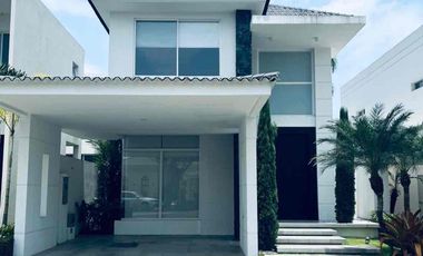 alquilo bonita casa en Mocolí con todos los servicios