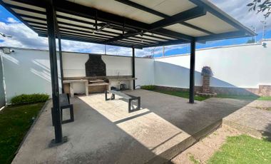 Casa de 195m2 en Conjunto de 8 casas  con 3 dormitorios áreas comunales