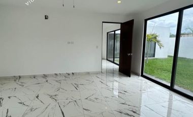 Casa nueva en venta de 1 piso frente a parque con alberca al norte de Mérida
