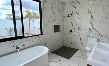 Casa nueva en venta de 1 piso frente a parque con alberca al norte de Mérida