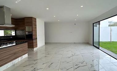 Casa nueva en venta de 1 piso frente a parque con alberca al norte de Mérida
