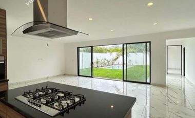 Casa nueva en venta de 1 piso frente a parque con alberca al norte de Mérida