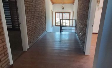 EN ALQUILER HERMOSA Y COMODA CASA 4 DORMITORIOS