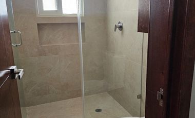 DEPARTAMENTO EN VENTA UBICADO EN ZAVALETA, CERCA DE ANGELOPOLIS DE 3 RECAMARAS CON BAÑO CADA UNA Y CUARTO DE SERVICIO