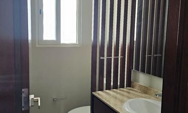 DEPARTAMENTO EN VENTA UBICADO EN ZAVALETA, CERCA DE ANGELOPOLIS DE 3 RECAMARAS CON BAÑO CADA UNA Y CUARTO DE SERVICIO