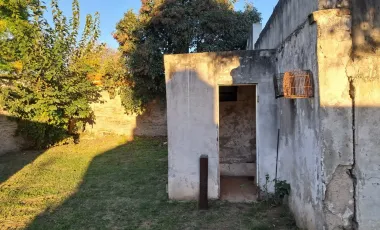 CASA CON LOTE, BUENA UBICACION.