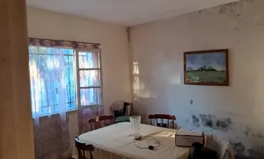 CASA CON LOTE, BUENA UBICACION.