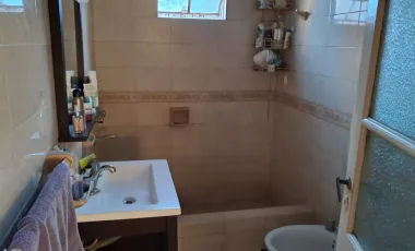 CASA CON LOTE, BUENA UBICACION.