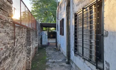 CASA CON LOTE, BUENA UBICACION.