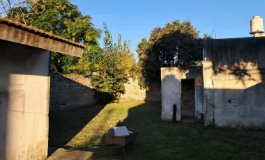 CASA CON LOTE, BUENA UBICACION.