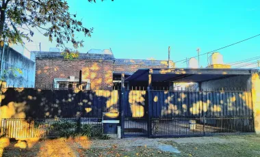 CASA CON LOTE, BUENA UBICACION.