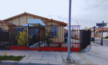 Casa de esquina del año 2022 con dos construcciones – Padre Hurtado