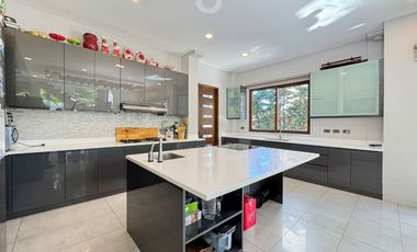 For Sale: 5-Bedroom Unit in Paseo de Magallanes