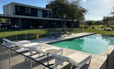 ALQUILO CASA 5 DORM EN LA ARBOLADA