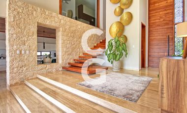 Casa en Venta en Cancún en Residencial Lagos del sol a pié de lago con 3 Rec