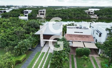 Casa en Venta en Cancún en Residencial Lagos del sol a pié de lago con 3 Rec