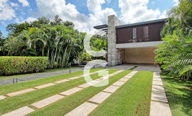 Casa en Venta en Cancún en Residencial Lagos del sol a pié de lago con 3 Rec