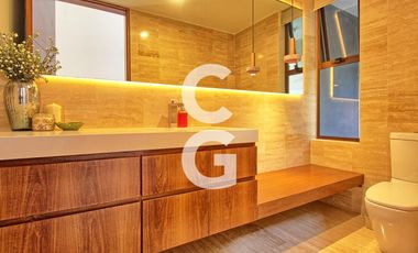 Casa en Venta en Cancún en Residencial Lagos del sol a pié de lago con 3 Rec