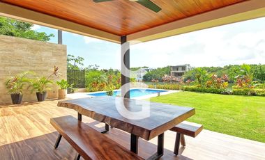 Casa en Venta en Cancún en Residencial Lagos del sol a pié de lago con 3 Rec