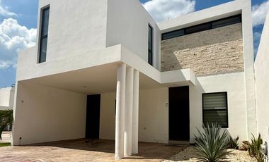Casa en Venta en Esquina de 4 Recámaras con Paneles en Botánico Residencial