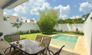 Casa en Venta en Esquina de 4 Recámaras con Paneles en Botánico Residencial