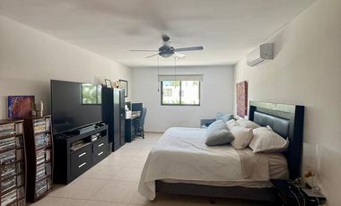 Casa en Venta en Esquina de 4 Recámaras con Paneles en Botánico Residencial